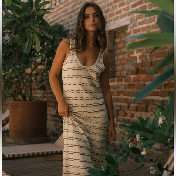 Wavy Striped Sleeveless Maxi Dress - Picture 1 of 8